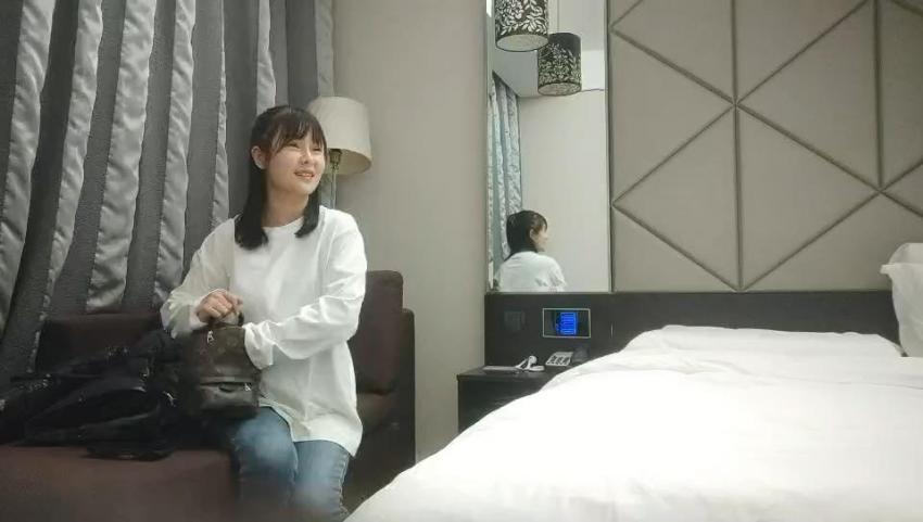 草莓修车白衣清纯乖巧小妹舌功一流后入爆操大屁股